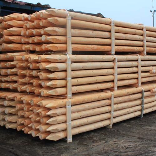 Carico di pali in legno